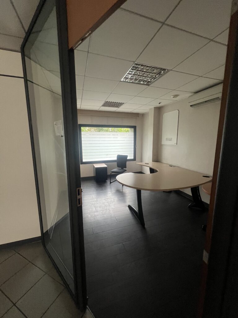 Ancien espace de banque avant rénovation pour une étude notariale à Lyon